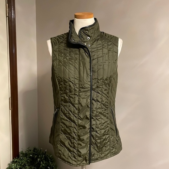 Banana Republic women’s olive soft puffy vest zipped snaps faux leather trim S - Picture 2 of 11